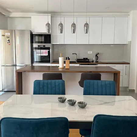 Luxury 2 Bedroom With Sea View Apartman